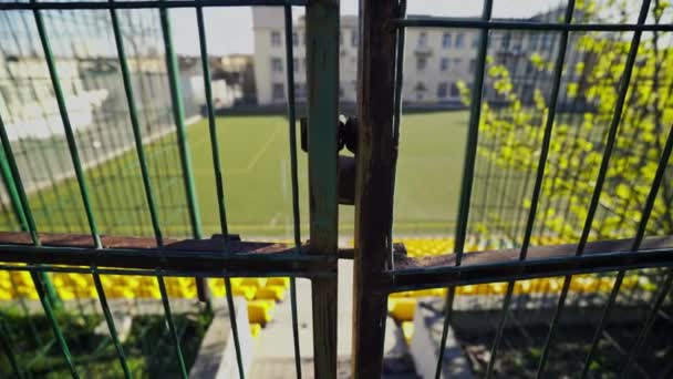 Estádio Cercado Com Uma Cerca Ferro Assentos Vazios Estádio Sem — Vídeo de Stock