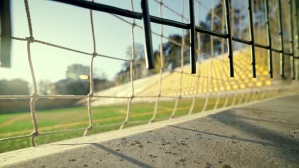 Das Stadion Ist Mit Einem Eisernen Zaun Umzäunt Leere Sitze — Stockvideo