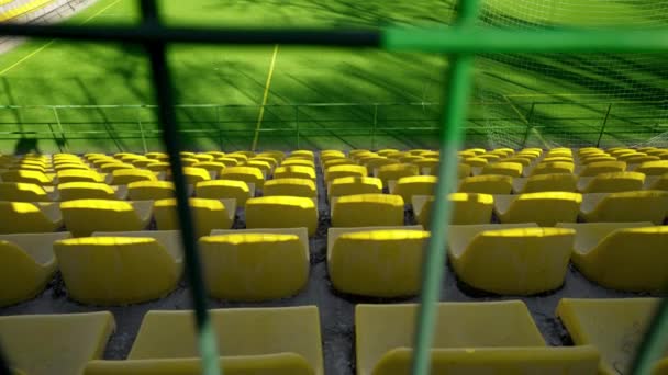 Arenan Inhägnad Med Ett Järnstängsel Tomma Platser Arenan Utan Åskådare — Stockvideo