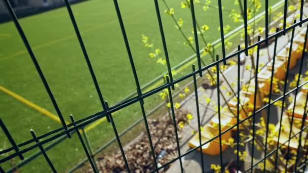 Das Stadion Ist Mit Einem Eisernen Zaun Umzäunt Leere Sitze — Stockvideo
