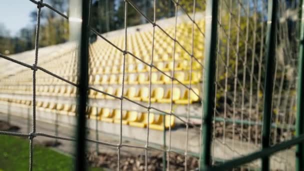 Das Stadion Ist Mit Einem Eisernen Zaun Umzäunt Leere Sitze — Stockvideo