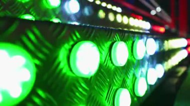 Renkli ışıklı merdivenler var. Aydınlatılmış adımlar. Parlak ışıklar, cazibenin merdiveni aydınlatır. LED lambalar titreşiyor. Eğlence. Akşam aktiviteleri. 