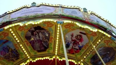 Ukrayna, Kyiv, 15 Şubat 2020. Bir sürü ışığı olan atlı karınca lunaparkta dönüyor. Atlıkarınca. Atlı karınca boyalı atlar. Noel zamanı. Yeni yıl. Baş dönmesi, baş dönmesi. Çocukluk. 