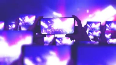 Kalabalık bir konser izliyor, şarkı söylüyor, zıplıyor. Konser sırasında havada yüzen altın konfetileri. Hayranlar akıllı telefonlardan video kaydediyor. Bir sürü akıllı telefon. Canlı yayın. Hikayeler. Sahne ışığı.