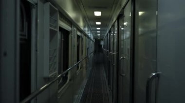 Tren vagonunda. Geceleri boş tren. Tren vagonu. Güçlü titreme. Koridor, yolcu vagonunun içi. Uzun bir yolculuk. Turist gezisi. Korkunç, ürkütücü, terk edilmiş bir yer. Az ışık. Korku.