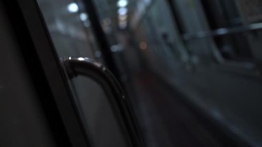 Tren vagonunda. Geceleri boş tren. Tren vagonu. Güçlü titreme. Koridor, yolcu vagonunun içi. Uzun bir yolculuk. Turist gezisi. Korkunç, ürkütücü, terk edilmiş bir yer. Az ışık. Korku.