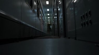 Tren vagonunda. Geceleri boş tren. Tren vagonu. Güçlü titreme. Koridor, yolcu vagonunun içi. Uzun bir yolculuk. Turist gezisi. Korkunç, ürkütücü, terk edilmiş bir yer. Az ışık. Korku.