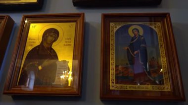 Ukrayna, Kyiv, 5 Mayıs 2019: İkonun üzerindeki azizin yüzü. Aziz 'in resmedilmiş bir görüntüsü ve kutsal kitaptaki olaylar. Kilise duvarlarında ikonlar var. Dua et. Dini sanat. Kilise nitelikleri.