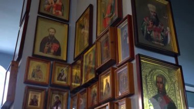 Ukrayna, Kyiv, 5 Mayıs 2019: İkonun üzerindeki azizin yüzü. Aziz 'in resmedilmiş bir görüntüsü ve kutsal kitaptaki olaylar. Kilise duvarlarında ikonlar var. Dua et. Dini sanat. Kilise nitelikleri.