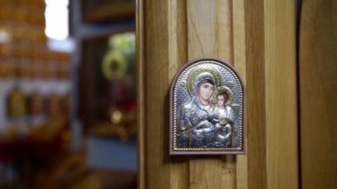 Ukrayna, Kyiv, 5 Mayıs 2019: İkonun üzerindeki azizin yüzü. Aziz 'in resmedilmiş bir görüntüsü ve kutsal kitaptaki olaylar. Kilise duvarlarında ikonlar var. Dua et. Dini sanat. Kilise nitelikleri.