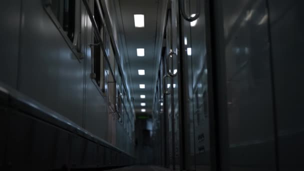 Dans le wagon. Train vide la nuit. Transport ferroviaire. Forte secousse. Couloir, intérieur du transport de passagers. Un long voyage. Voyage touristique. Un endroit désert terrifiant et effrayant. Lumière faible. Peur .