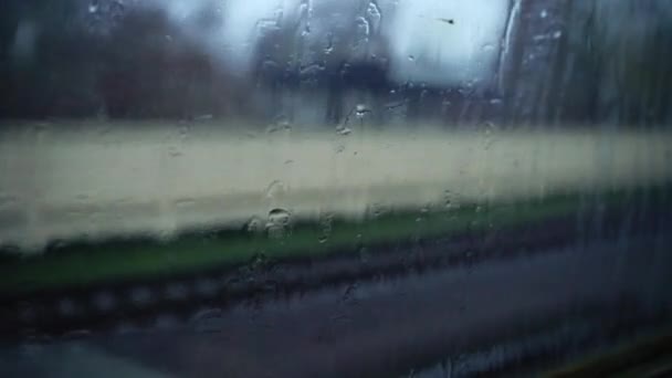 火车窗户上的雨点 城市交通堵塞 旅行概念 窗外的风景 移动铁路轨道 坏天气 乘火车旅行 — 图库视频影像
