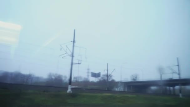 Pencerenin Dışında Yağmur Damlaları Var Demiryolu Tren Köprünün Altından Geçer — Stok video