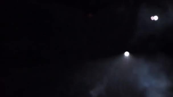 Πολύχρωμα Πυροτεχνήματα Εκρήγνυνται Στον Νυχτερινό Μαύρο Ουρανό Μαγευτική Παράσταση Στον — Αρχείο Βίντεο