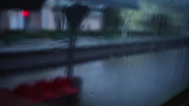 Σταγόνες Βροχής Στο Παράθυρο Σιδηροδρομικό Τρένο Περνάει Κάτω Από Γέφυρα — Αρχείο Βίντεο