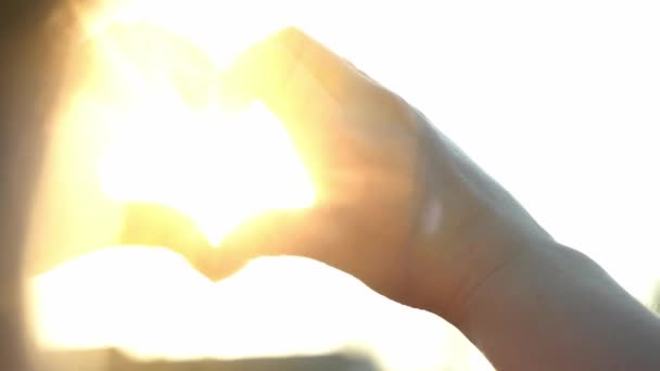 Mujer Hace Las Manos Forma Corazón Sol Brillante Los Rayos — Vídeos de Stock