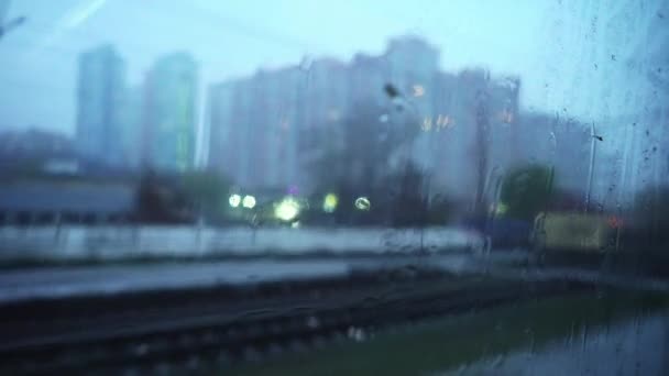 Dešťové Kapky Okno Železnice Rozmazaný Městský Provoz Pouliční Světla Cestovní — Stock video