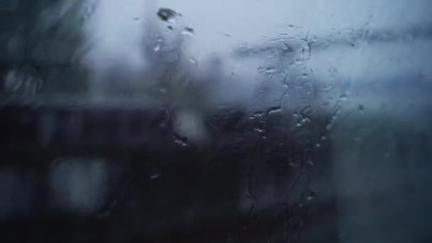 雨点落在窗户上 火车到达车站 雨天晚上 铁路站台空无一人 城市交通堵塞 旅行概念 外面的风景 — 图库视频影像