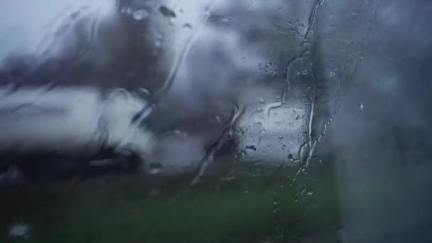 Esőcseppek Ablakon Vasút Vonat Megérkezik Állomásra Üres Vasúti Peron Egy — Stock videók
