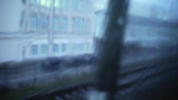 Gotas Chuva Janela Ferroviária Trem Chega Estação Plataforma Ferroviária Vazia — Vídeo de Stock