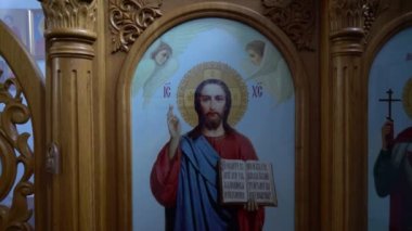 Ukrayna, Kyiv, 5 Mayıs 2019: İkonun üzerindeki azizin yüzü. Aziz 'in resmedilmiş bir görüntüsü ve kutsal kitaptaki olaylar. Kilise duvarlarında ikonlar var. Dua et. Dini sanat. Kilise nitelikleri.