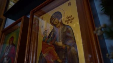Ukrayna, Kyiv, 5 Mayıs 2019: İkonun üzerindeki azizin yüzü. Aziz 'in resmedilmiş bir görüntüsü ve kutsal kitaptaki olaylar. Kilise duvarlarında ikonlar var. Dua et. Dini sanat. Kilise nitelikleri.