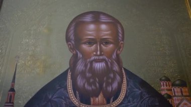 Ukrayna, Kyiv, 5 Mayıs 2019: İkonun üzerindeki azizin yüzü. Aziz 'in resmedilmiş bir görüntüsü ve kutsal kitaptaki olaylar. Kilise duvarlarında ikonlar var. Dua et. Dini sanat. Kilise nitelikleri.