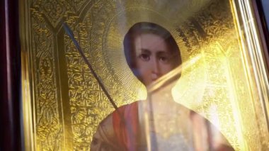 Ukrayna, Kyiv, 5 Mayıs 2019: İkonun üzerindeki azizin yüzü. Aziz 'in resmedilmiş bir görüntüsü ve kutsal kitaptaki olaylar. Kilise duvarlarında ikonlar var. Dua et. Dini sanat. Kilise nitelikleri.