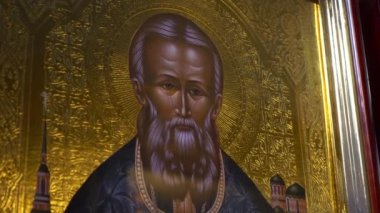 Ukrayna, Kyiv, 5 Mayıs 2019: İkonun üzerindeki azizin yüzü. Aziz 'in resmedilmiş bir görüntüsü ve kutsal kitaptaki olaylar. Kilise duvarlarında ikonlar var. Dua et. Dini sanat. Kilise nitelikleri.