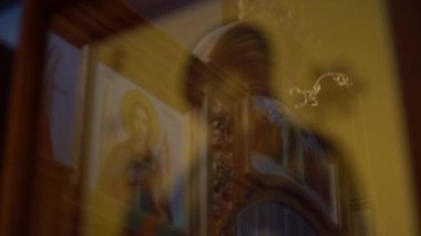 Ukrayna, Kyiv, 5 Mayıs 2019: İkonun üzerindeki azizin yüzü. Aziz 'in resmedilmiş bir görüntüsü ve kutsal kitaptaki olaylar. Kilise duvarlarında ikonlar var. Dua et. Dini sanat. Kilise nitelikleri.