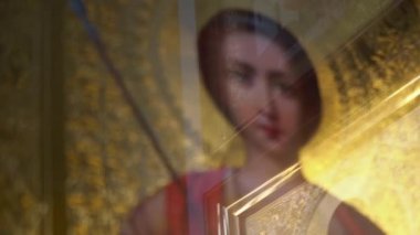 Ukrayna, Kyiv, 5 Mayıs 2019: İkonun üzerindeki azizin yüzü. Aziz 'in resmedilmiş bir görüntüsü ve kutsal kitaptaki olaylar. Kilise duvarlarında ikonlar var. Dua et. Dini sanat. Kilise nitelikleri.