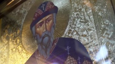 Ukrayna, Kyiv, 5 Mayıs 2019: İkonun üzerindeki azizin yüzü. Aziz 'in resmedilmiş bir görüntüsü ve kutsal kitaptaki olaylar. Kilise duvarlarında ikonlar var. Dua et. Dini sanat. Kilise nitelikleri.