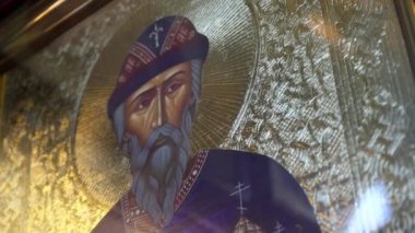 Ukrayna, Kyiv, 5 Mayıs 2019: İkonun üzerindeki azizin yüzü. Aziz 'in resmedilmiş bir görüntüsü ve kutsal kitaptaki olaylar. Kilise duvarlarında ikonlar var. Dua et. Dini sanat. Kilise nitelikleri.