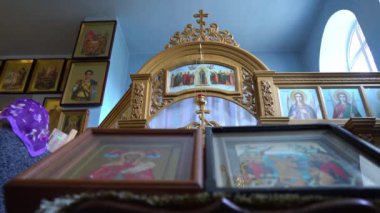 Ukrayna, Kyiv, 5 Mayıs 2019: İkonun üzerindeki azizin yüzü. Aziz 'in resmedilmiş bir görüntüsü ve kutsal kitaptaki olaylar. Kilise duvarlarında ikonlar var. Dua et. Dini sanat. Kilise nitelikleri.