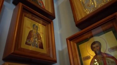 Ukrayna, Kyiv, 5 Mayıs 2019: İkonun üzerindeki azizin yüzü. Aziz 'in resmedilmiş bir görüntüsü ve kutsal kitaptaki olaylar. Kilise duvarlarında ikonlar var. Dua et. Dini sanat. Kilise nitelikleri.