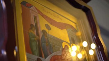 Ukrayna, Kyiv, 5 Mayıs 2019: İkonun üzerindeki azizin yüzü. Aziz 'in resmedilmiş bir görüntüsü ve kutsal kitaptaki olaylar. Kilise duvarlarında ikonlar var. Dua et. Dini sanat. Kilise nitelikleri.