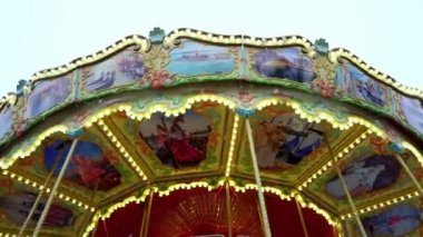 Ukrayna, Kyiv, 15 Şubat 2020. Bir sürü ışığı olan atlı karınca lunaparkta dönüyor. Atlıkarınca. Atlı karınca boyalı atlar. Noel zamanı. Yeni yıl. Baş dönmesi, baş dönmesi. Çocukluk. 