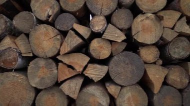 Yığının içinde kuru odun parçaları. Kesilmiş ve kesilmiş ağaç gövdeleri bahçedeki büyük bir kereste yığınına istiflenmiştir. Odun yığını şömine ve ocak için hazırlandı. Kış için hazırlanıyor.