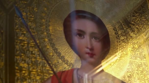 ウクライナ キエフ 2019年5月5日 アイコン上の聖人の顔 聖人の絵のイメージと聖書の出来事 教会の壁にアイコン 祈りだ 宗教美術 教会の属性 — ストック動画