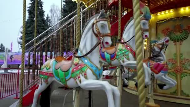 Ukraine Kyiv February 2020 有很多灯光的旋转木马在游乐园里旋转 一路顺风带着彩绘马的旋转木马圣诞节 头晕头晕头晕童年 — 图库视频影像