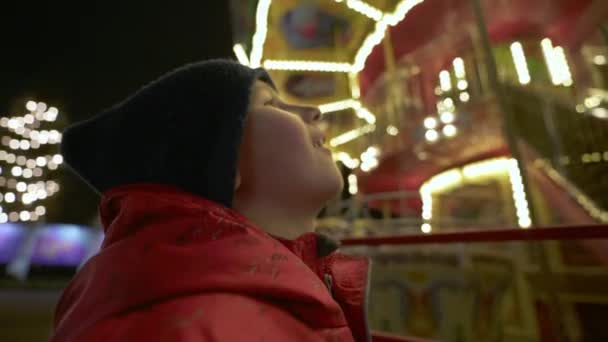 Ragazzo Guarda Giostra Illuminata Sera Bambino Vicino Alla Giostra Vorticosa — Video Stock