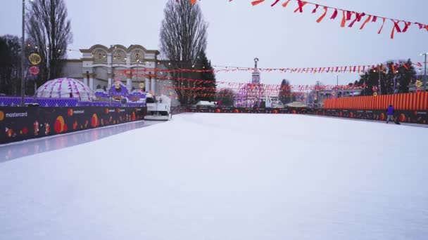 Ukraine Kyiv February 2020 回收机清洗和抛光光滑冰场 一台制冰机在冰场上巡航 为新的滑冰选手清扫冰面 — 图库视频影像