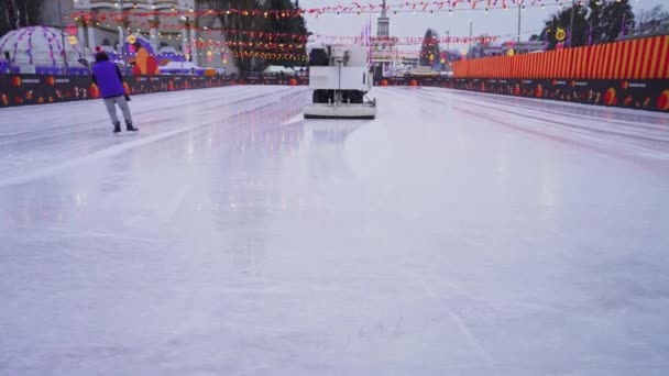 Ukraine Kyiv February 2020 回收机清洗和抛光光滑冰场 一台制冰机在冰场上巡航 为新的滑冰选手清扫冰面 — 图库视频影像