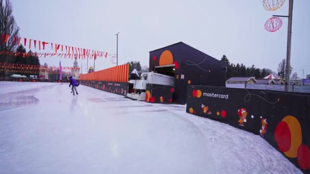 Ukraine Kyiv February 2020 回收机清洗和抛光光滑冰场 一台制冰机在冰场上巡航 为新的滑冰选手清扫冰面 — 图库视频影像