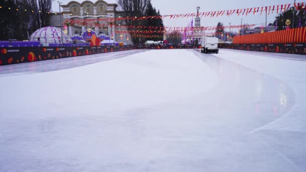 Ukraine Kyiv February 2020 回收机清洗和抛光光滑冰场 一台制冰机在冰场上巡航 为新的滑冰选手清扫冰面 — 图库视频影像