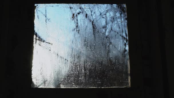Σταγόνες Βροχής Κυλούν Στο Ποτήρι Ήλιος Από Βρεγμένο Παράθυρο Ομιχλώδες — Αρχείο Βίντεο