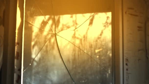 古い壊れた窓だ 窓のガラスが割れた 古い壊れた窓から太陽 雨滴がガラスの下を流れる フォギーウィンドウを閉じます 放棄された家 ヴァンダリズム — ストック動画