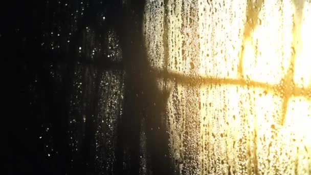 Las Gotas Lluvia Fluyen Por Vidrio Sol Través Ventana Húmeda — Vídeos de Stock