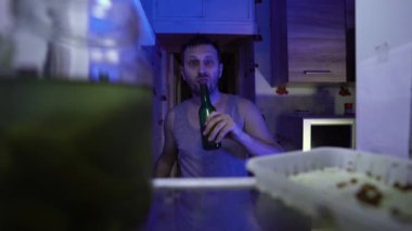 İşsiz. Buzdolabında yiyecek arıyor. Artıklar. Finansal kriz nedeniyle para eksikliği. Kovulmuş bir adam depresyon ve uykusuzluk çeker. Bir kriz. İşsizlik nedeniyle alkolizm.