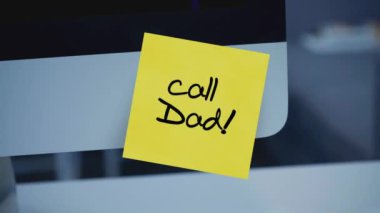 Babamı ara. Yapışkan notlar. Görüntülü arama. Karantina sırasında ebeveynlerle iletişim. İzolasyon. Monitördeki çıkartmadaki yazı. Mesaj var. Motivasyon. Hatırlatma. 